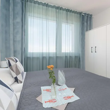 Stylish With A Balcony Near Center By Renters Apartment *